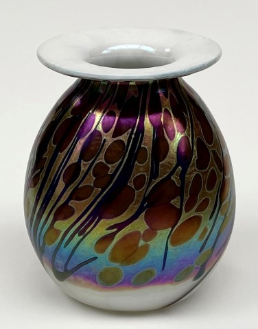 White rim
irridescent mini vase