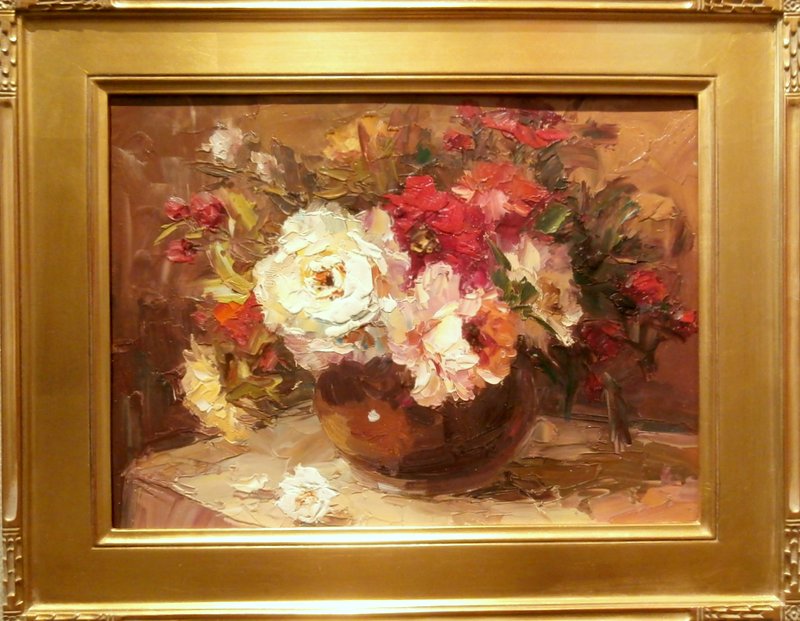 Round
Vase with Flowers