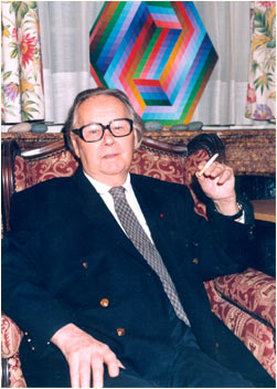 Victor Vasarely with the
Kedzi sculpture in Paris in 1995